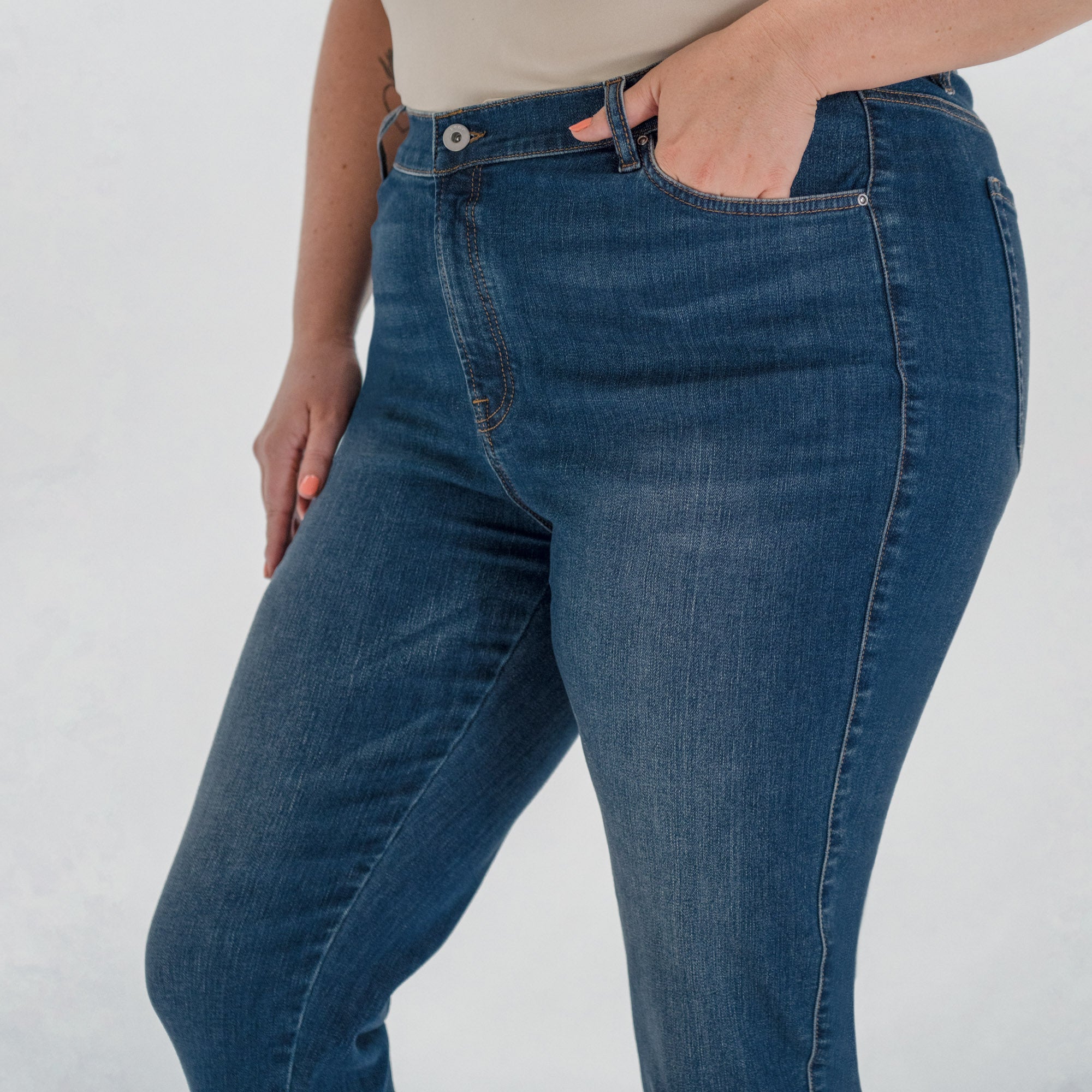 Tags:(5'9"|14-16) Custom Jeans Women's Denim For Women High-Waisted Plus Size model Faye in Sur Blue