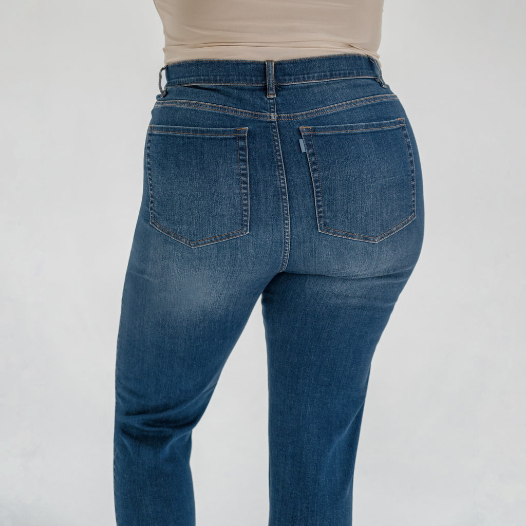 Tags:(5'9"|14-16) Custom Jeans Women's Denim For Women High-Waisted Plus Size model Faye in Sur Blue