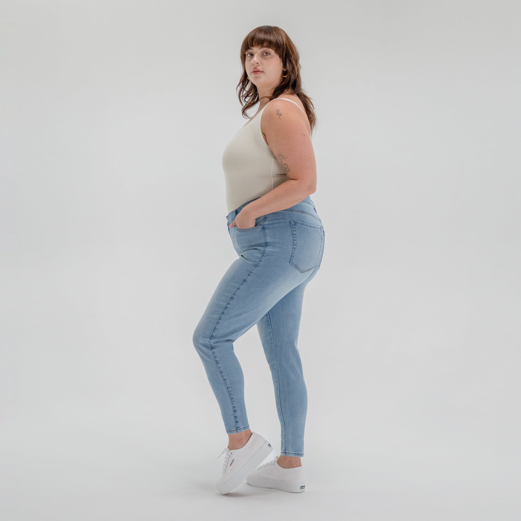 Tags:(5'9"|14-16) Custom Jeans Women's Denim For Women High-Waisted Plus Size model Faye in Venice Blue