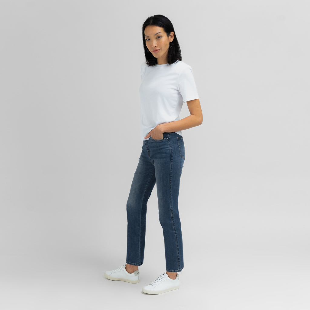  Tags:(5'11"|4-6) straight women's jeans model Piya in Sur Blue