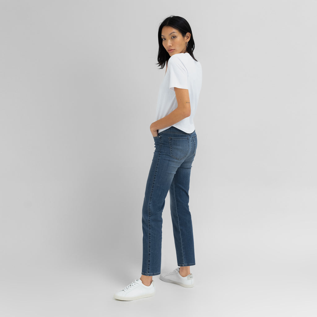  Tags:(5'11"|4-6) straight women's jeans model Piya in Sur Blue