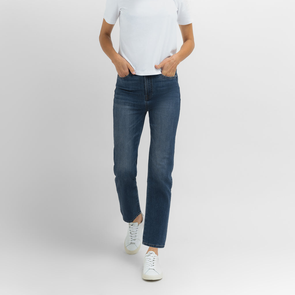  Tags:(5'11"|4-6) straight women's jeans model Piya in Sur Blue