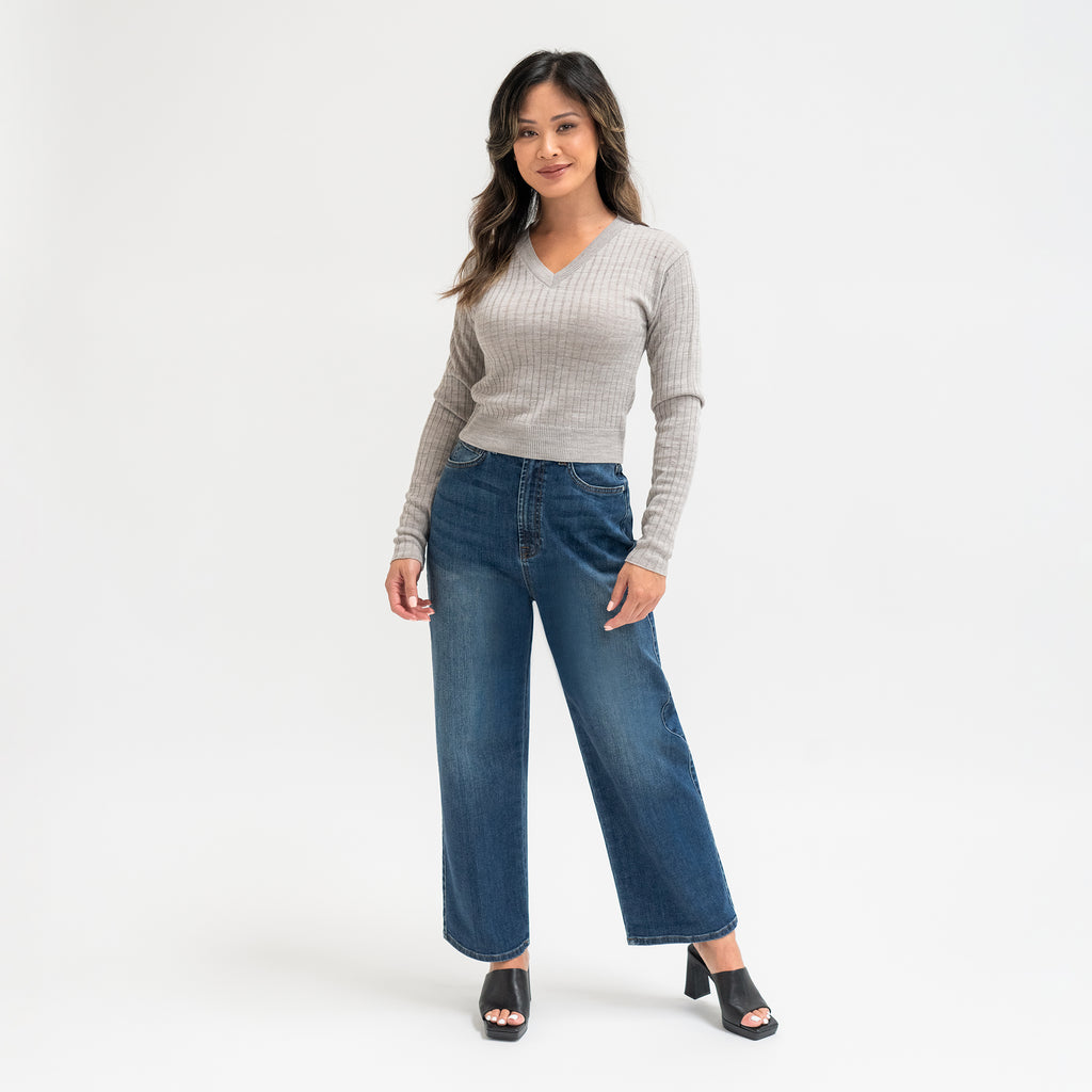 Tags:(5'5"|0-2) loose straight women's jeans petite size model Sophia in Sur Blue