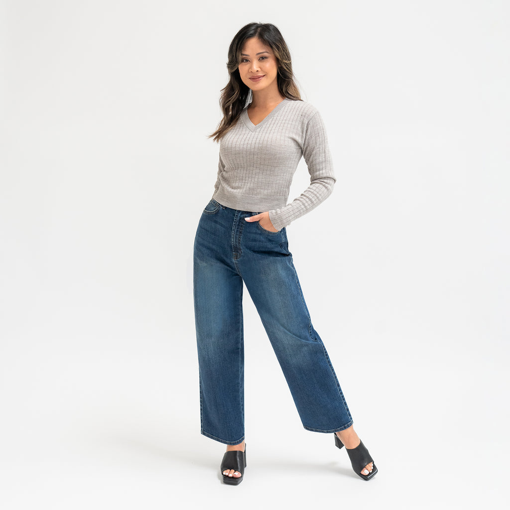 Tags:(5'5"|0-2) loose straight women's jeans petite size model Sophia in Sur Blue
