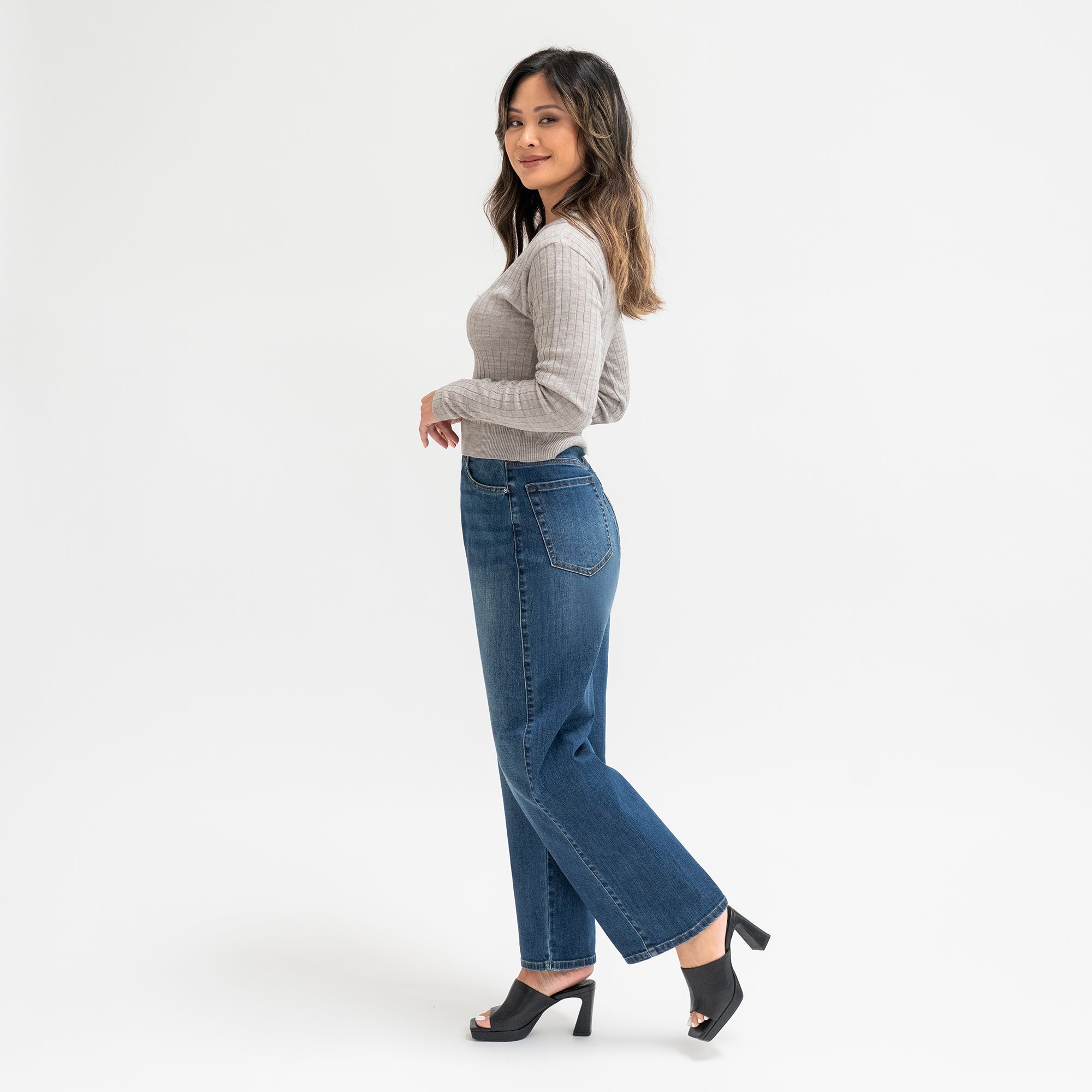 Tags:(5'5"|0-2) loose straight women's jeans petite size model Sophia in Sur Blue