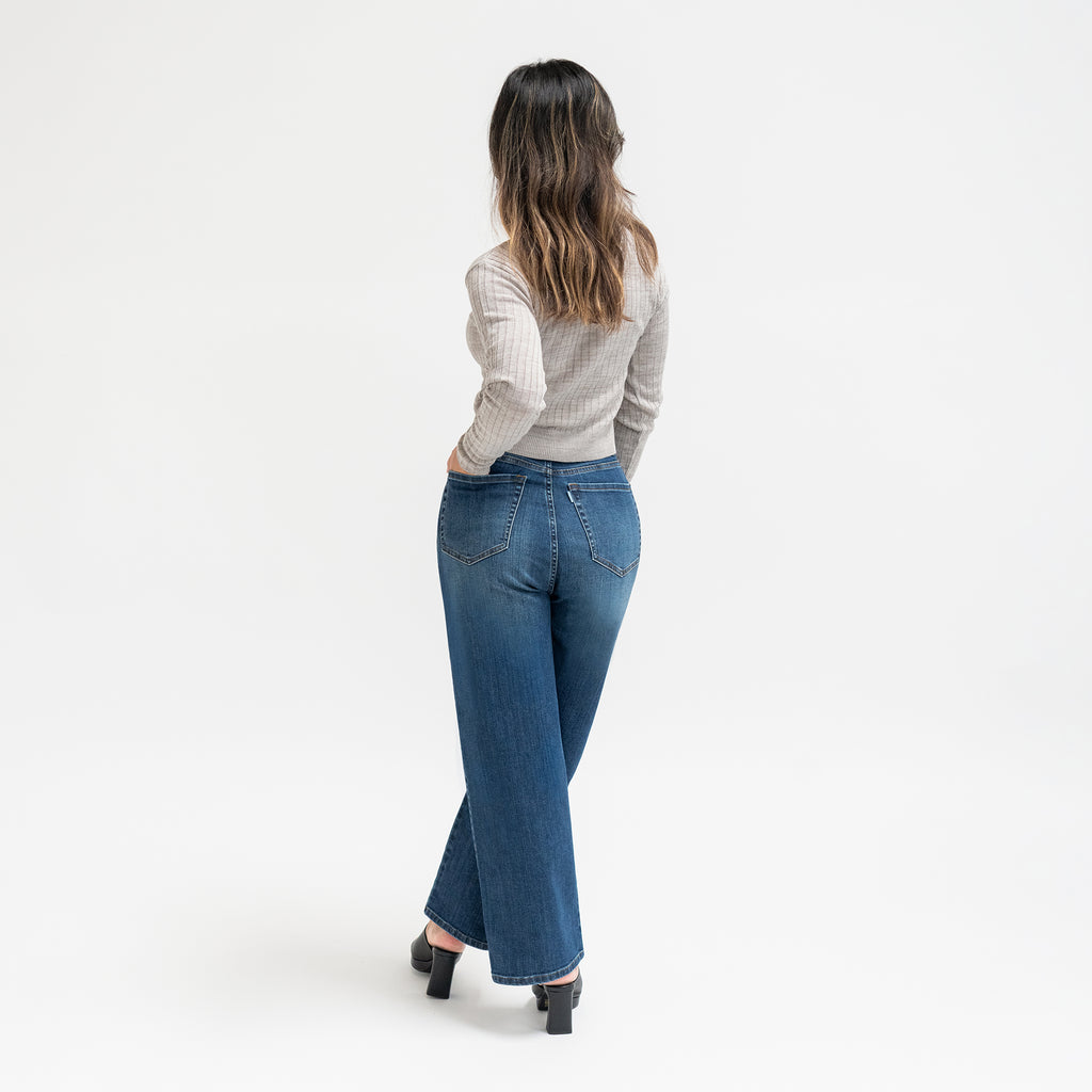 Tags:(5'5"|0-2) loose straight women's jeans petite size model Sophia in Sur Blue