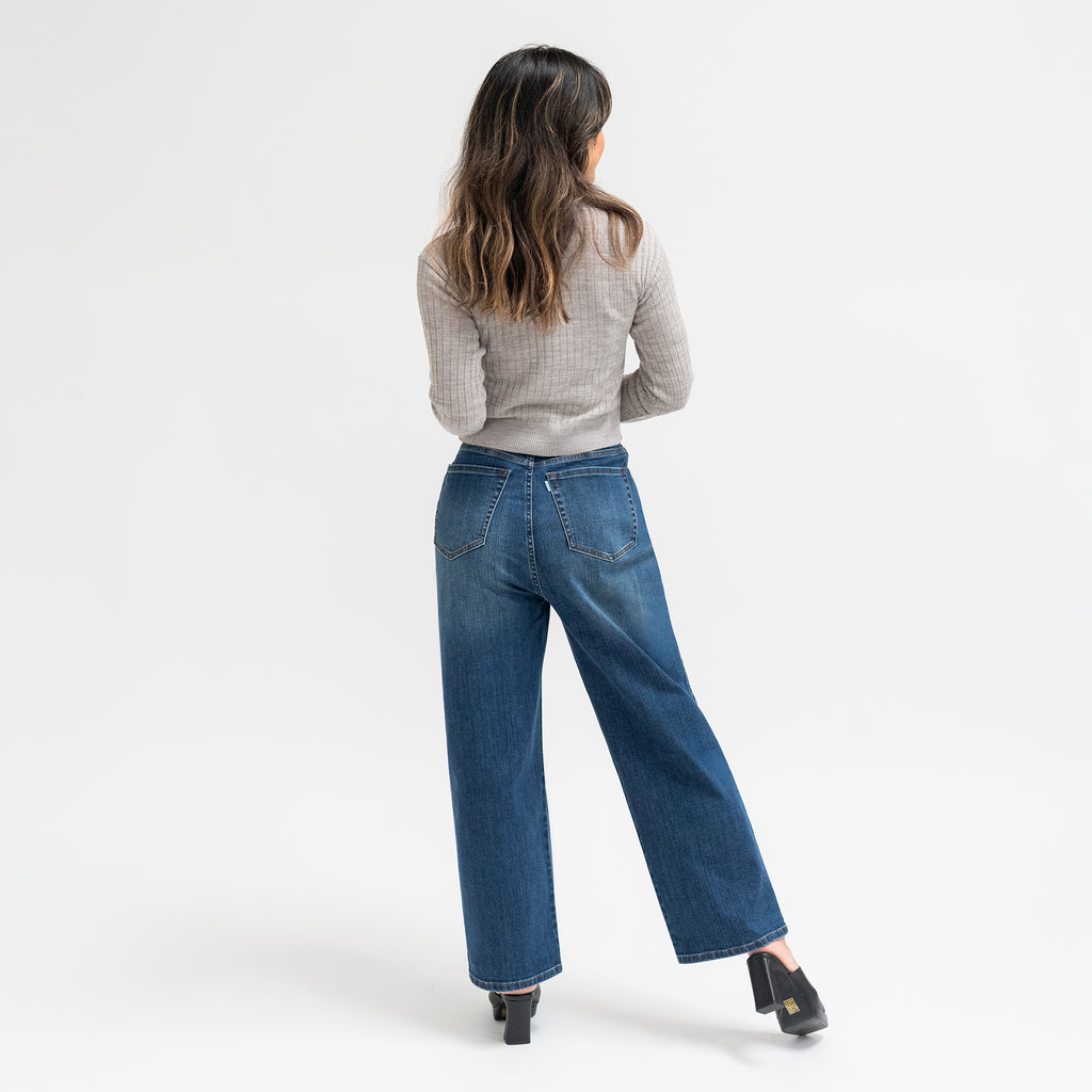 Tags:(5'5"|0-2) loose straight women's jeans petite size model Sophia in Sur Blue