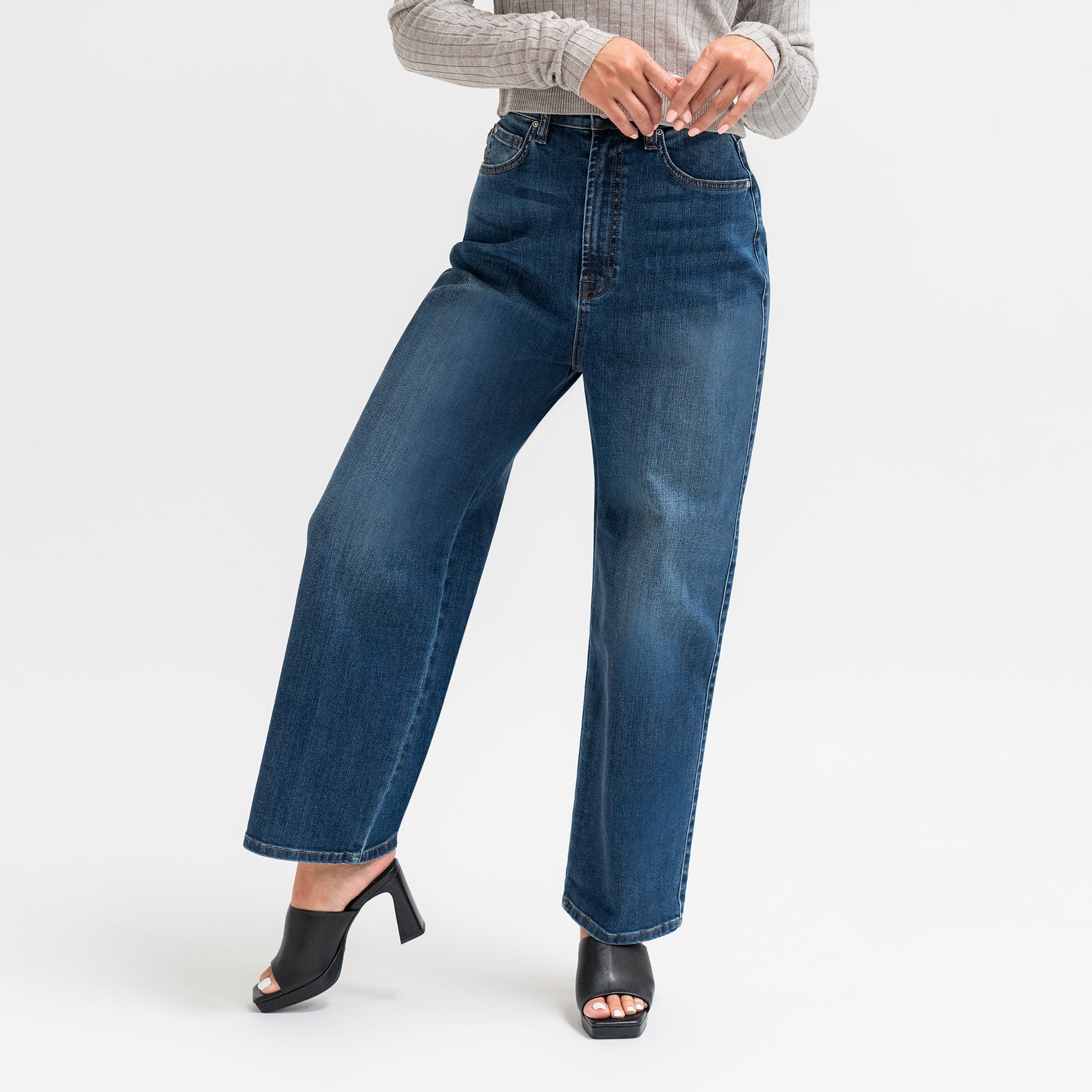 Tags:(5'5"|0-2) loose straight women's jeans petite size model Sophia in Sur Blue