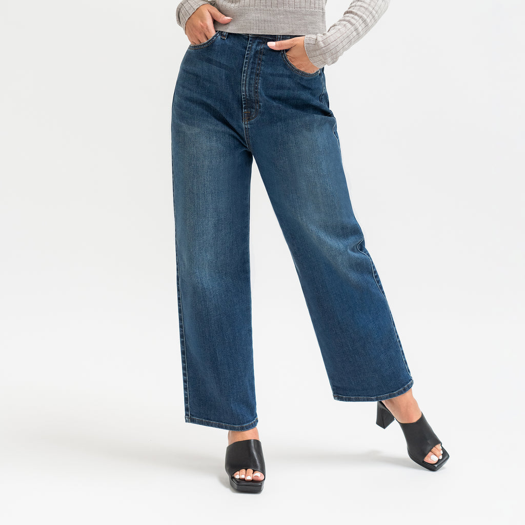 Tags:(5'5"|0-2) loose straight women's jeans petite size model Sophia in Sur Blue