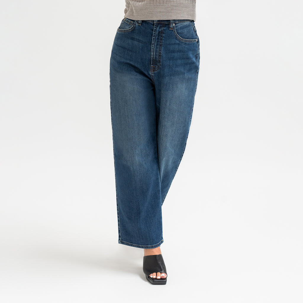 Tags:(5'5"|0-2) loose straight women's jeans petite size model Sophia in Sur Blue