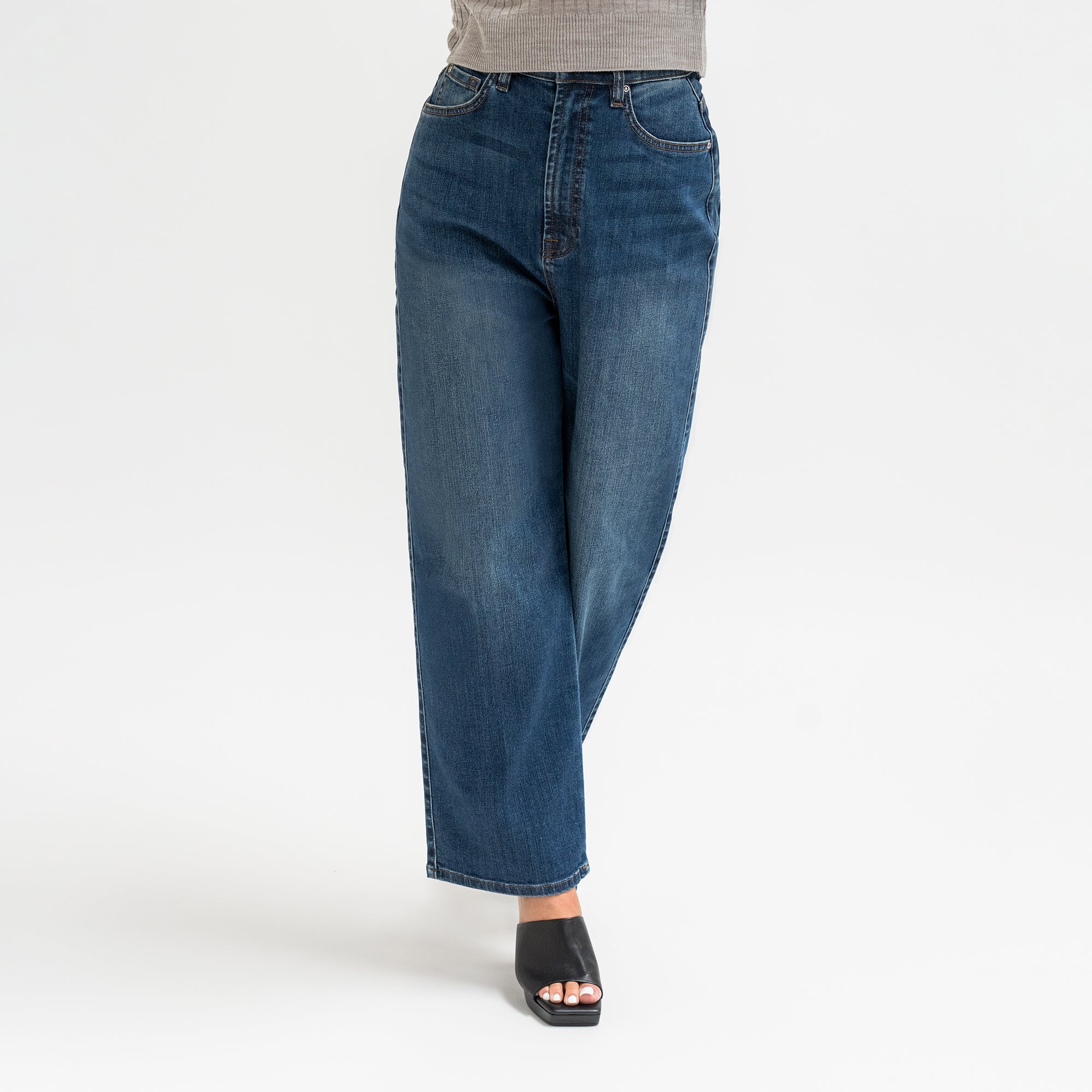 Tags:(5'5"|0-2) loose straight women's jeans petite size model Sophia in Sur Blue