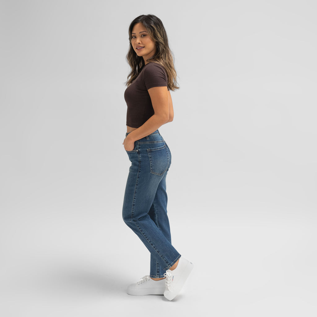 Tags:(5'5"|0-2) straight women's jeans model Sophia in Sur Blue
