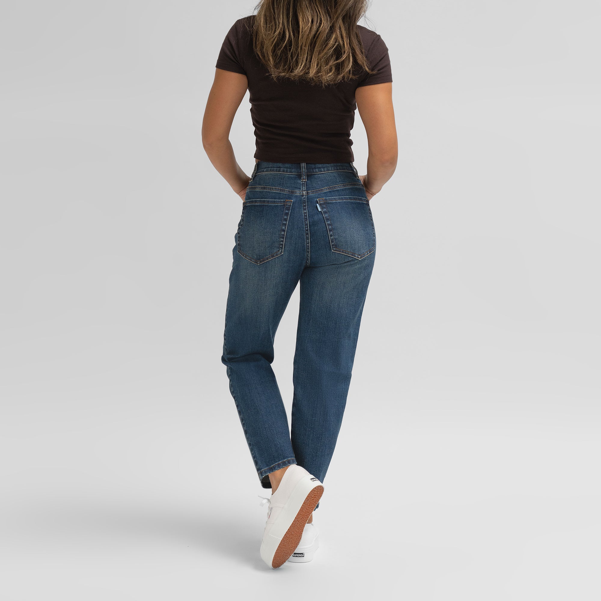 Tags:(5'5"|0-2) straight women's jeans model Sophia in Sur Blue