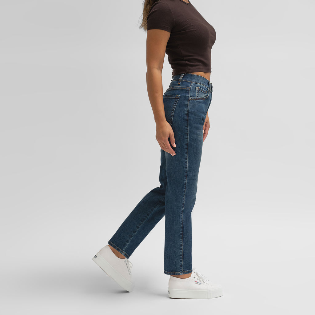 Tags:(5'5"|0-2) straight women's jeans model Sophia in Sur Blue