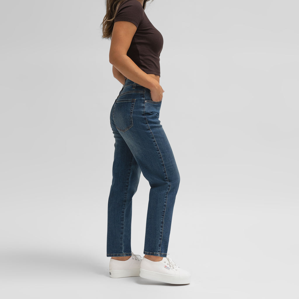 Tags:(5'5"|0-2) straight women's jeans model Sophia in Sur Blue