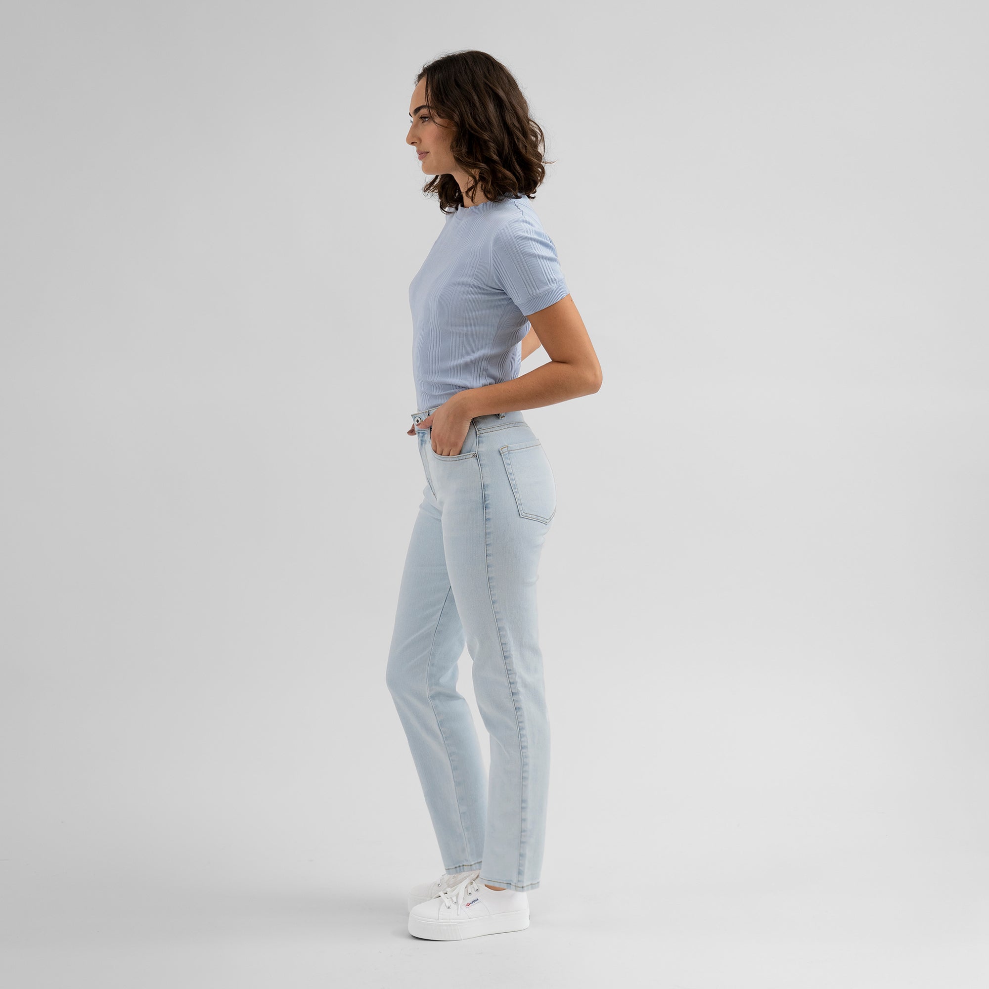 Tags:(5'8"|0-2) straight women's jeans model Moe in Bleached Sky