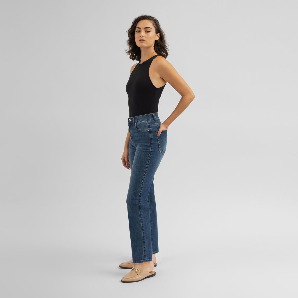 Tags:(5'8"|0-2) straight women's jeans model Moe in Sur Blue