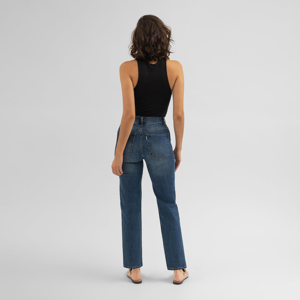 Tags:(5'8"|0-2) straight women's jeans model Moe in Sur Blue