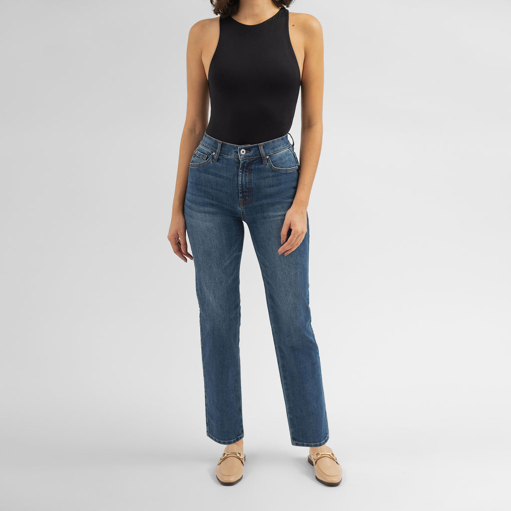 Tags:(5'8"|0-2) straight women's jeans model Moe in Sur Blue