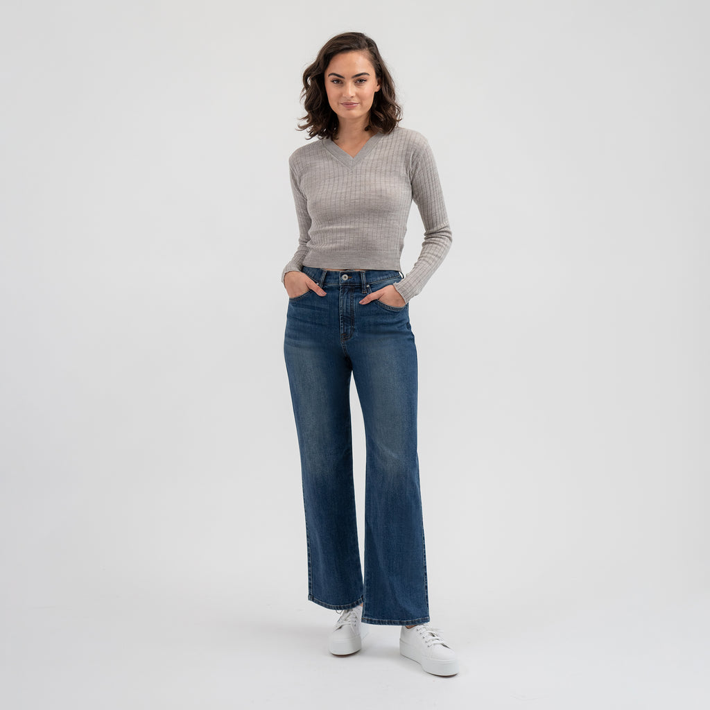 Tags:(5'8"|0-2) loose straight women's jeans petite size model Moe in Sur Blue