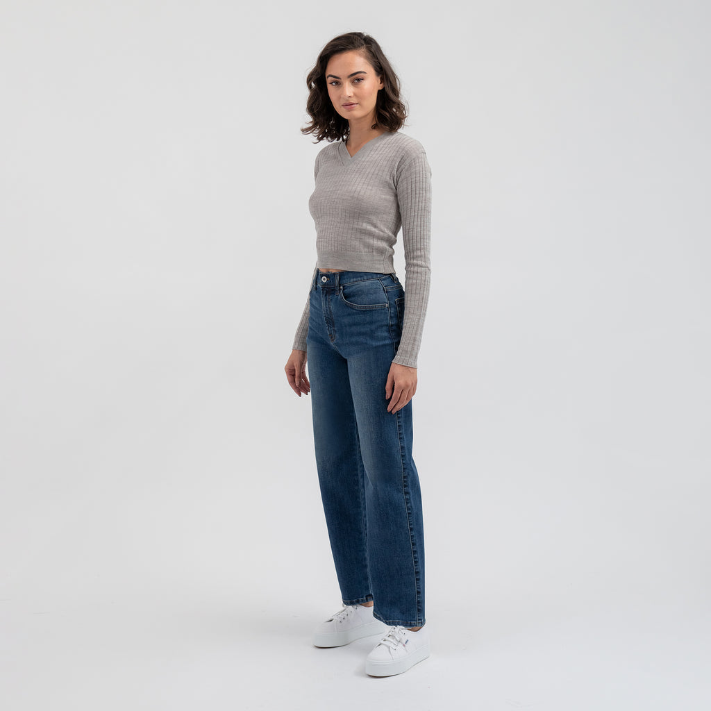 Tags:(5'8"|0-2) loose straight women's jeans petite size model Moe in Sur Blue
