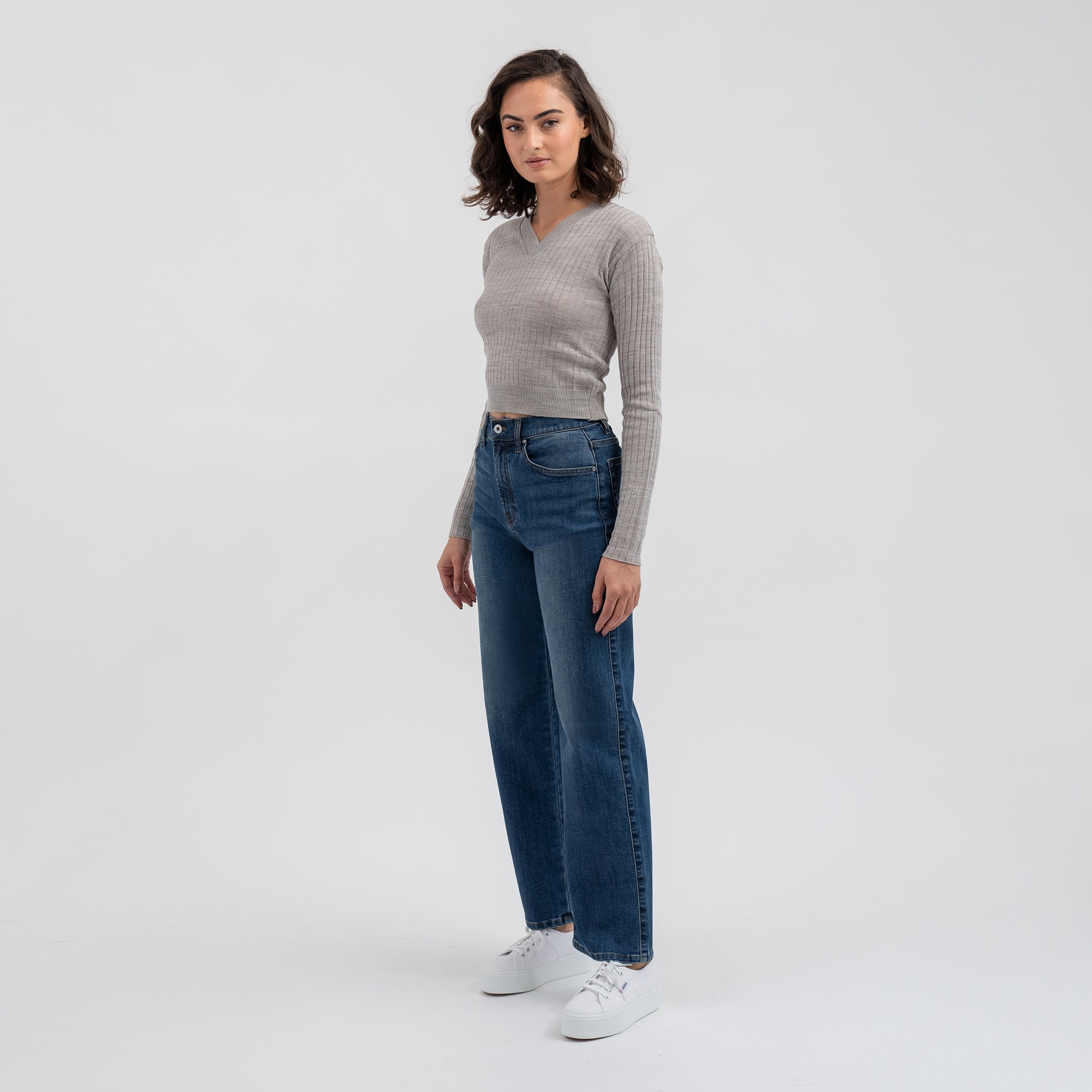 Tags:(5'8"|0-2) loose straight women's jeans petite size model Moe in Sur Blue
