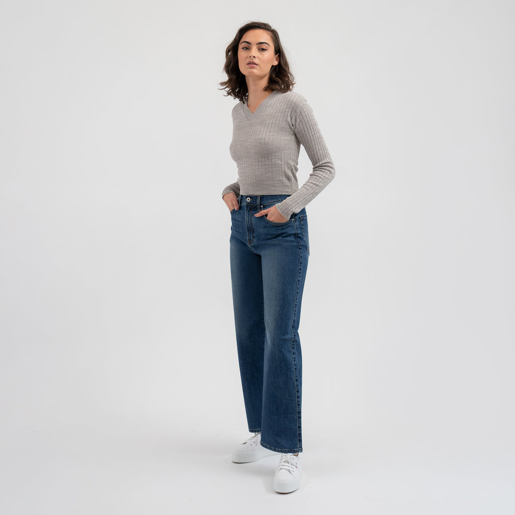 Tags:(5'8"|0-2) loose straight women's jeans petite size model Moe in Sur Blue