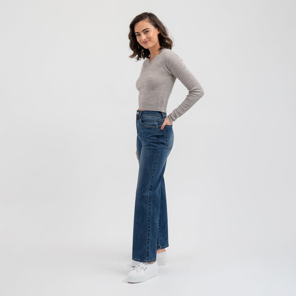 Tags:(5'8"|0-2) loose straight women's jeans petite size model Moe in Sur Blue