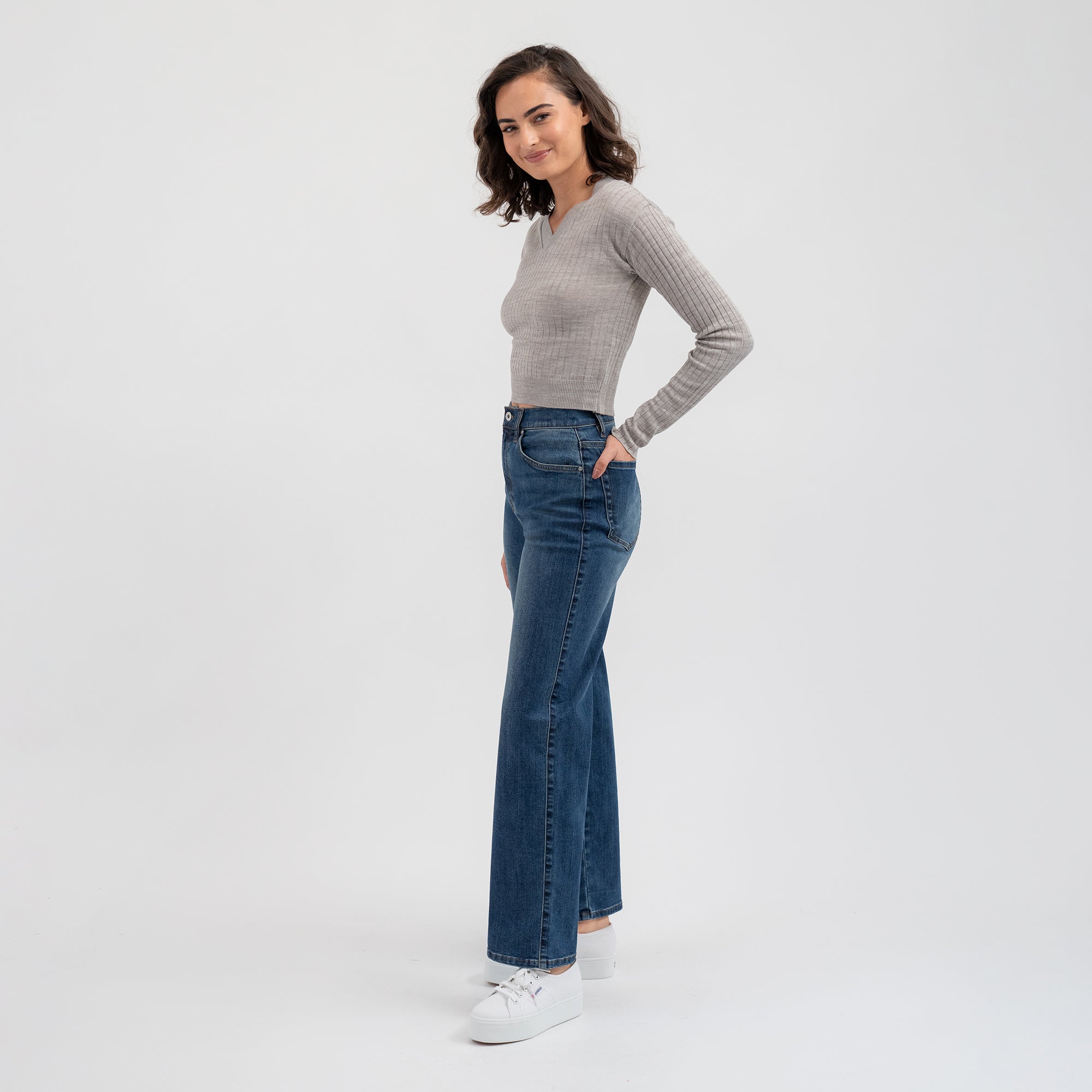Tags:(5'8"|0-2) loose straight women's jeans petite size model Moe in Sur Blue