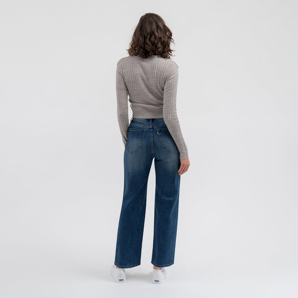 Tags:(5'8"|0-2) loose straight women's jeans petite size model Moe in Sur Blue