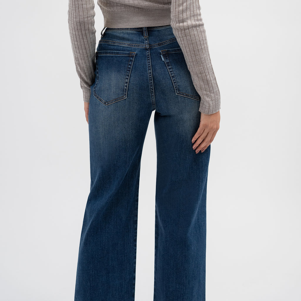Tags:(5'8"|0-2) loose straight women's jeans petite size model Moe in Sur Blue