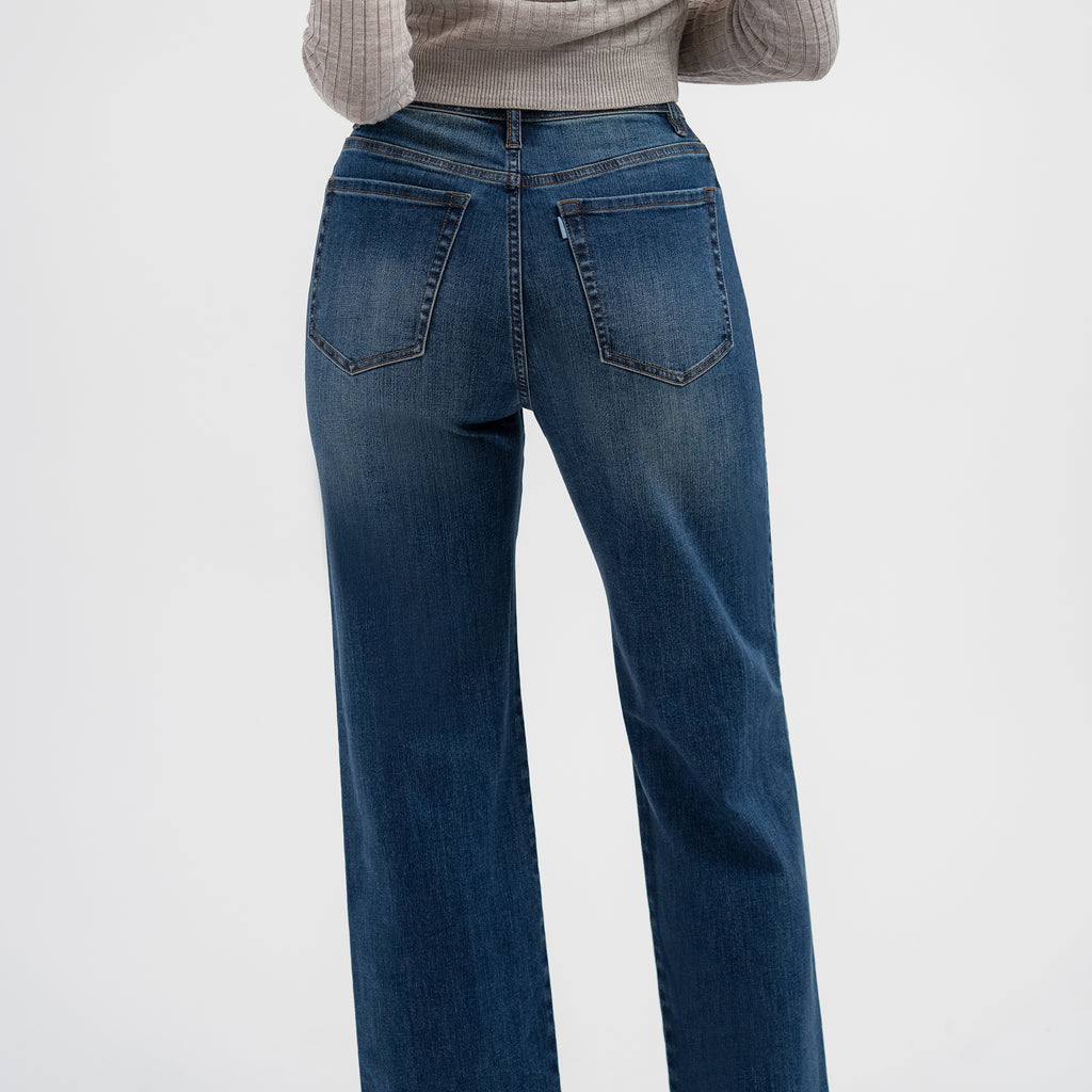 Tags:(5'8"|0-2) loose straight women's jeans petite size model Moe in Sur Blue