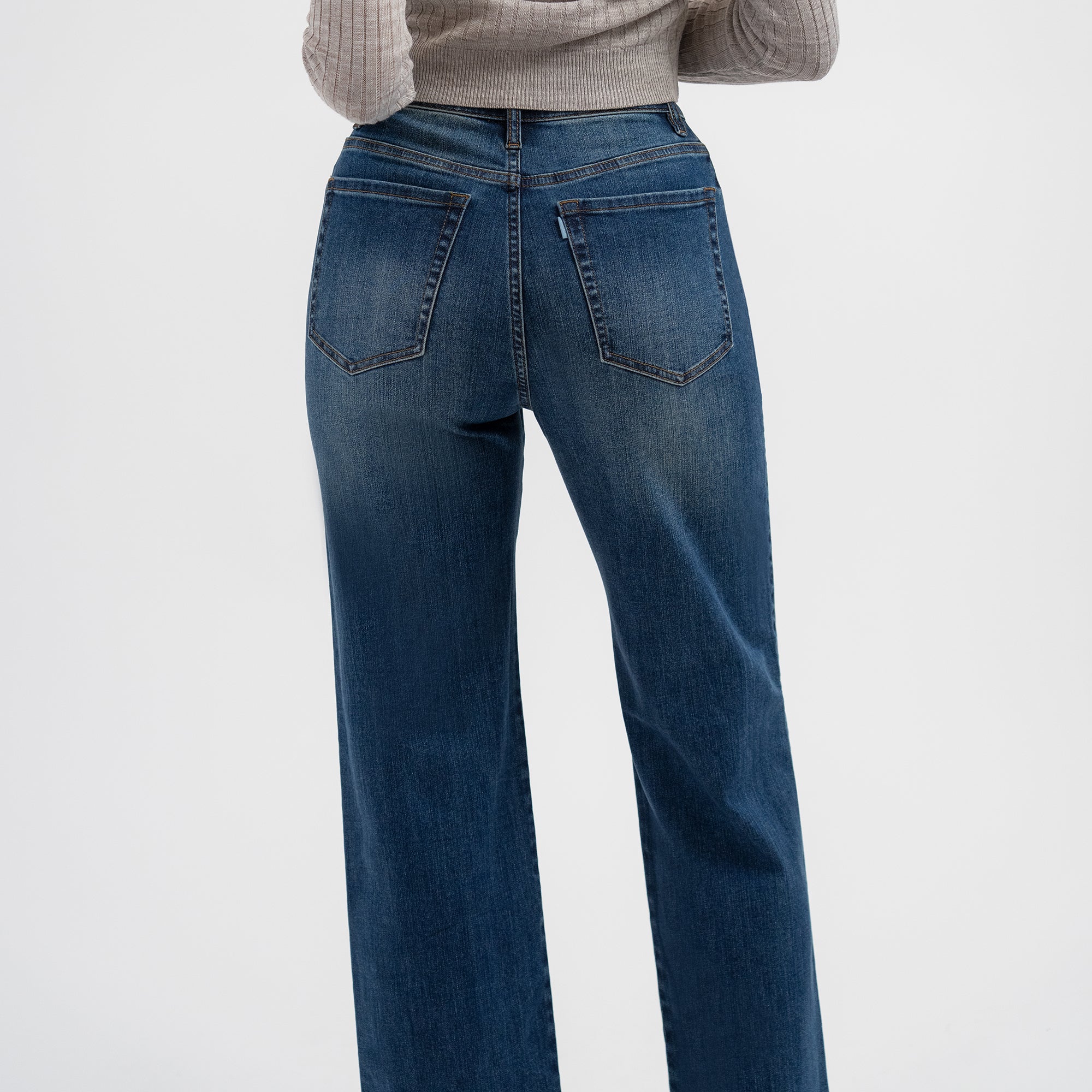 Tags:(5'8"|0-2) loose straight women's jeans petite size model Moe in Sur Blue