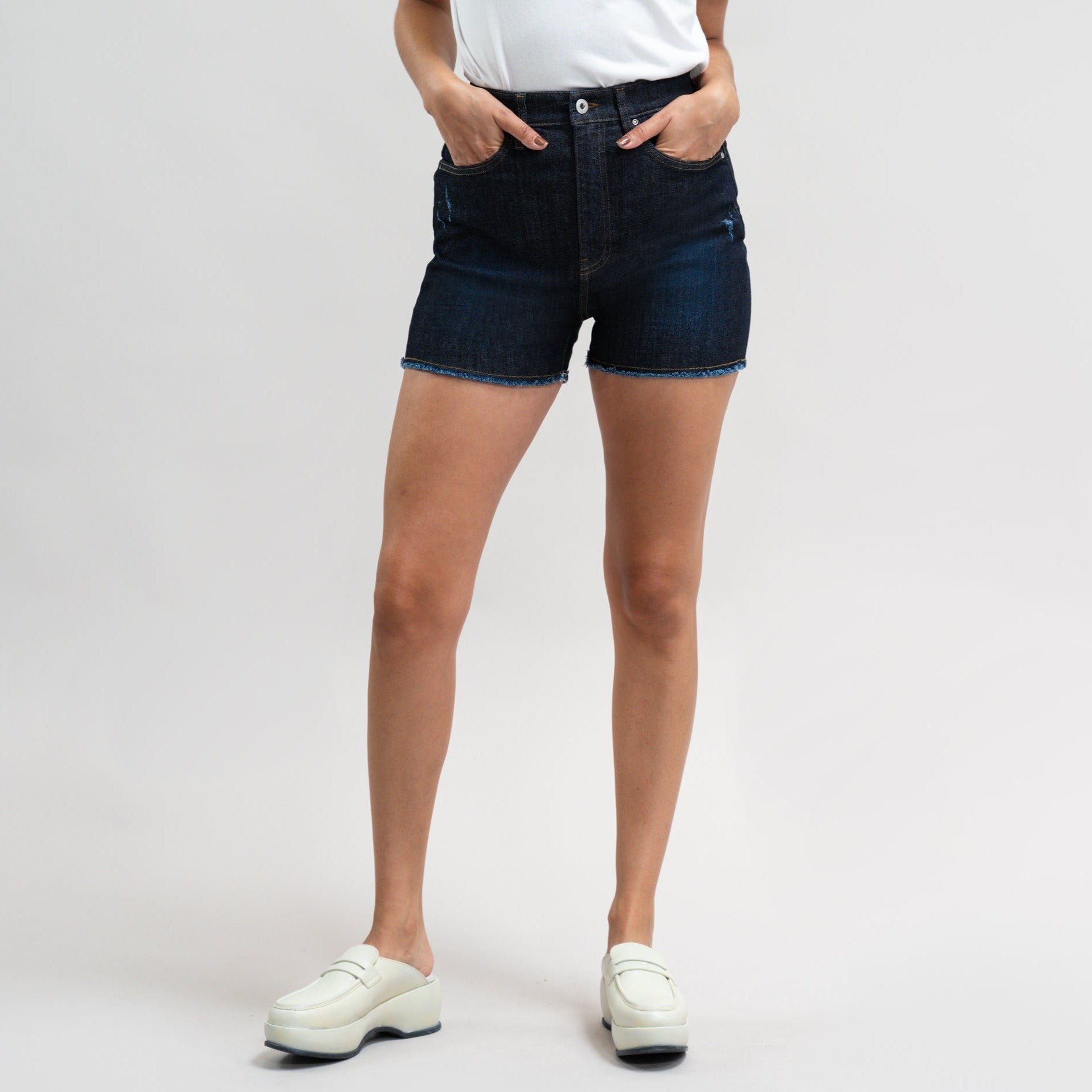 Custom jean denim shorts fit midi model Moe in Dark Wash