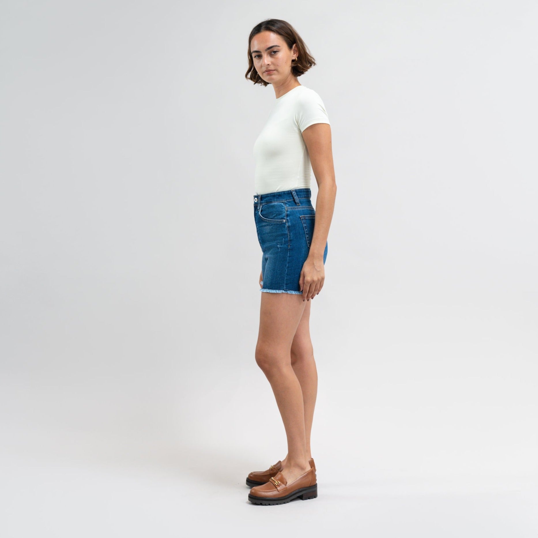 Custom jean denim shorts fit midi model Moe in Sur Blue