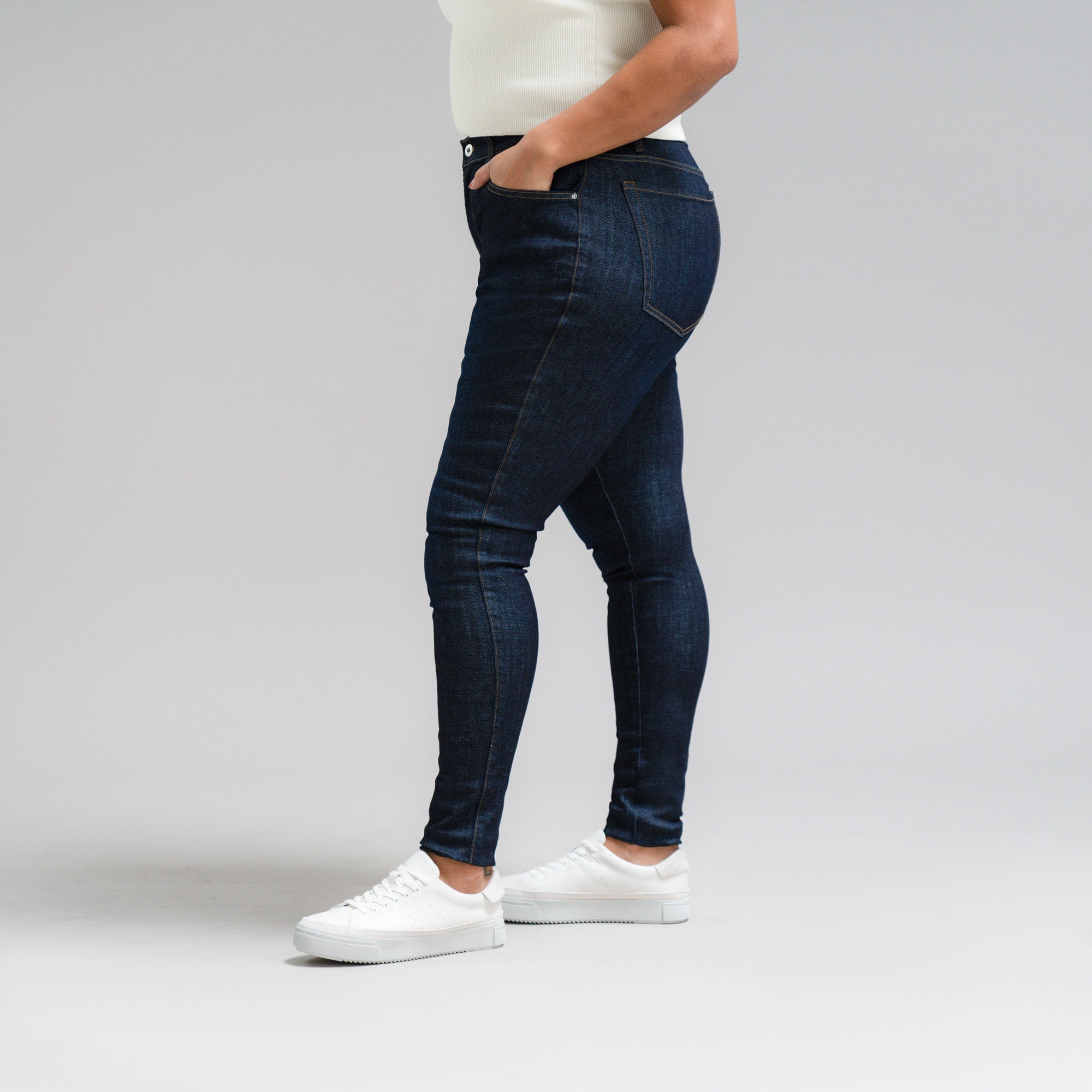 Tags:(5'10"|14-16) Pear Custom Jeans Women's Denim For Women High-Waisted Plus Size Inclusive model Drew in Dark Wash