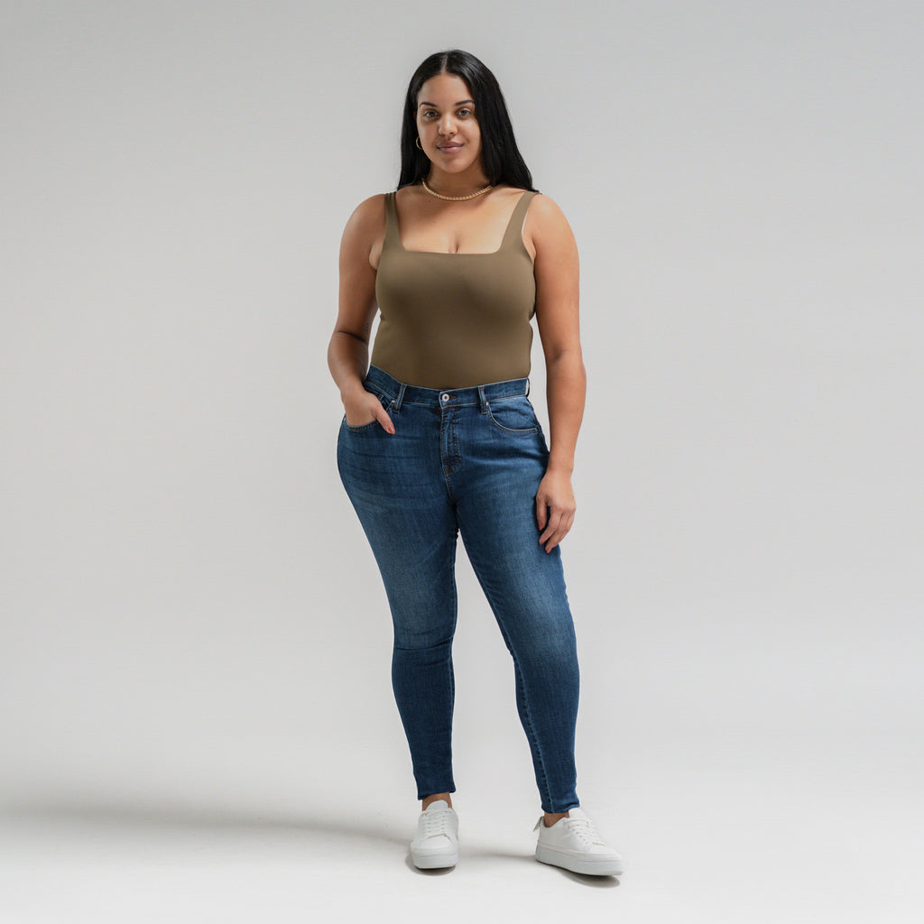 Tags:(5'10"|14-16) Pear Custom Jeans Women's Denim For Women High-Waisted Plus Size Inclusive model Drew in Sur Blue