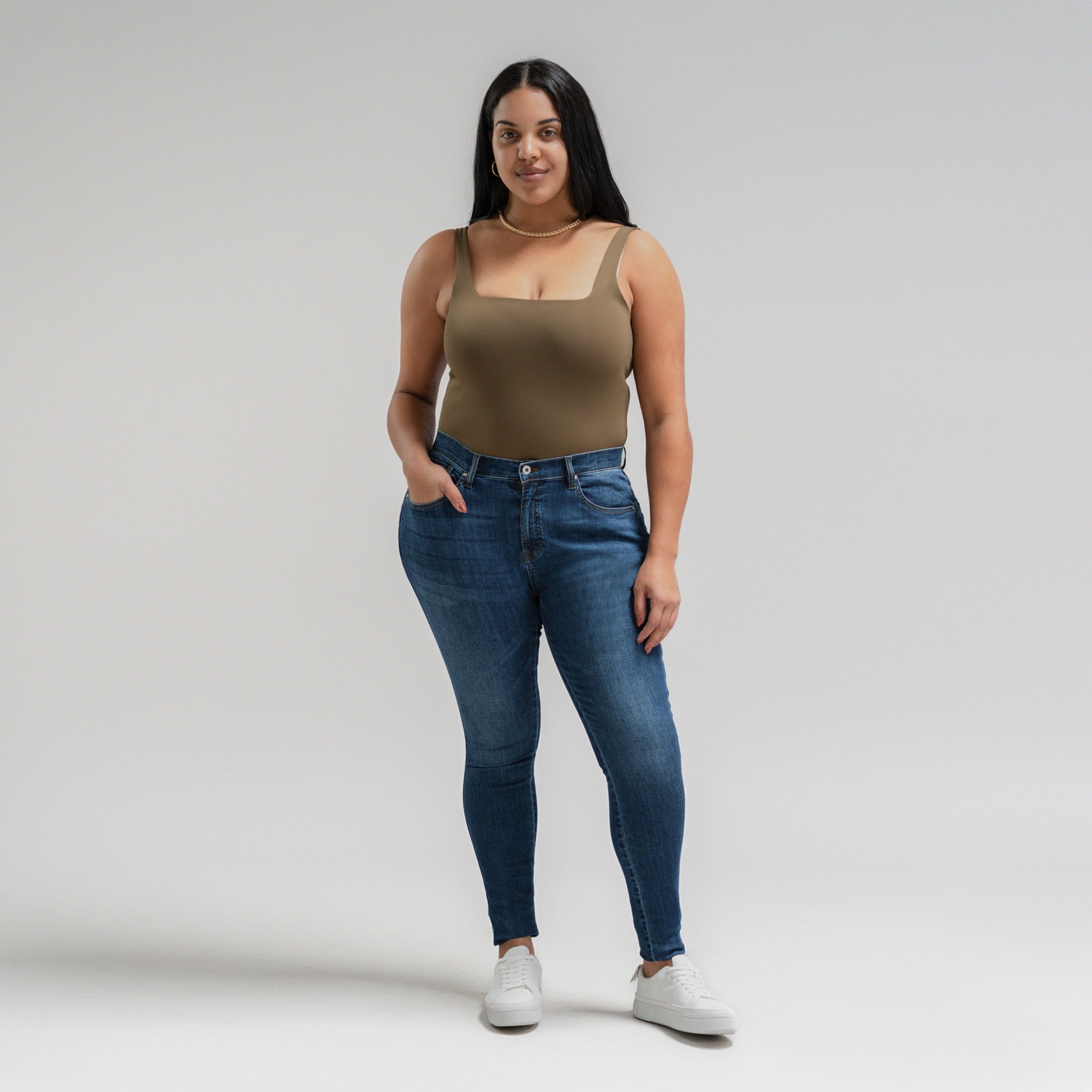 Tags:(5'10"|14-16) Pear Custom Jeans Women's Denim For Women High-Waisted Plus Size Inclusive model Drew in Sur Blue
