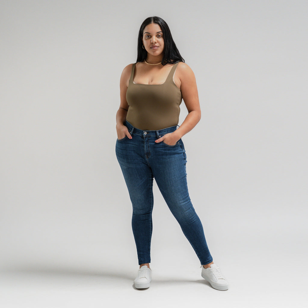 Tags:(5'10"|14-16) Pear Custom Jeans Women's Denim For Women High-Waisted Plus Size Inclusive model Drew in Sur Blue