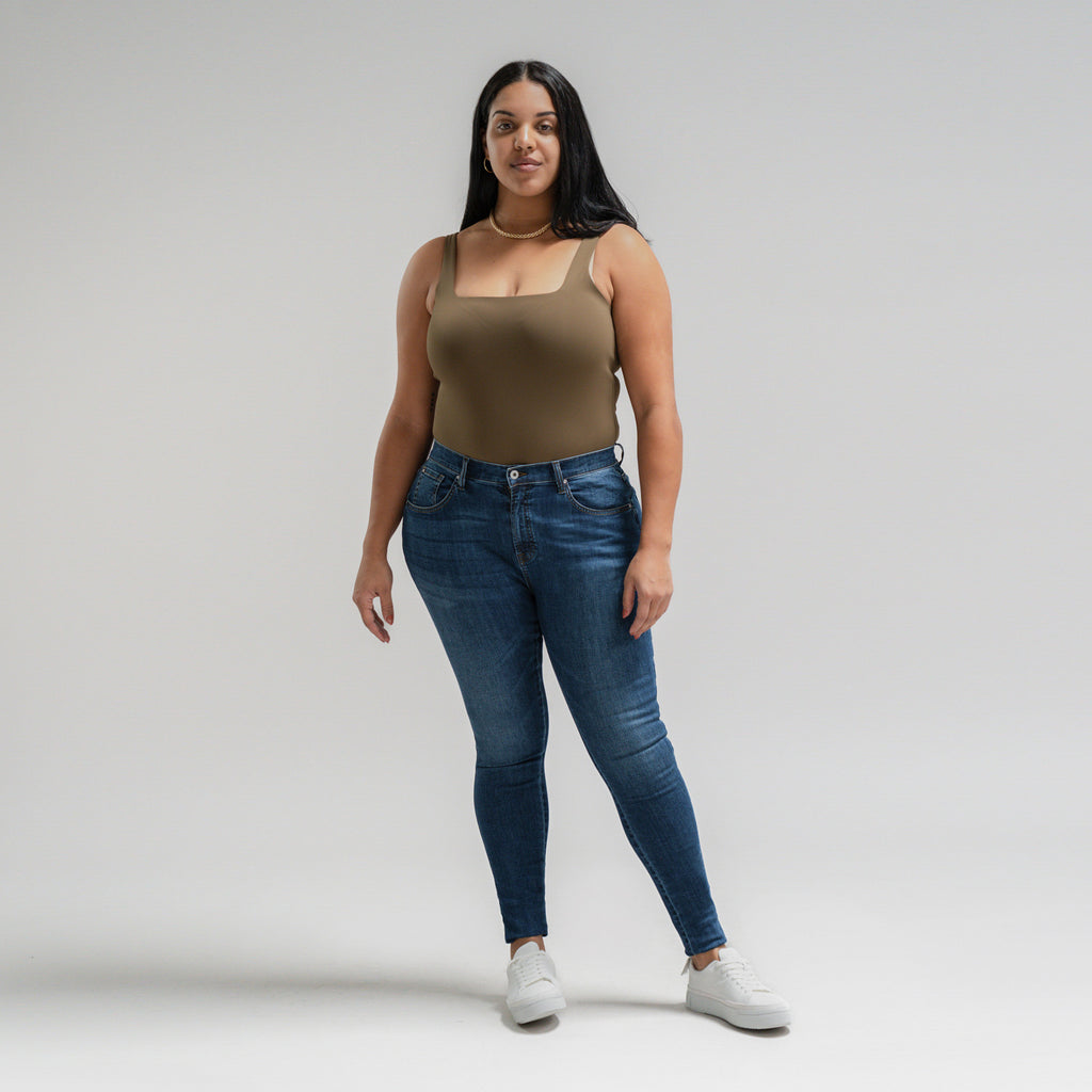 Tags:(5'10"|14-16) Pear Custom Jeans Women's Denim For Women High-Waisted Plus Size Inclusive model Drew in Sur Blue