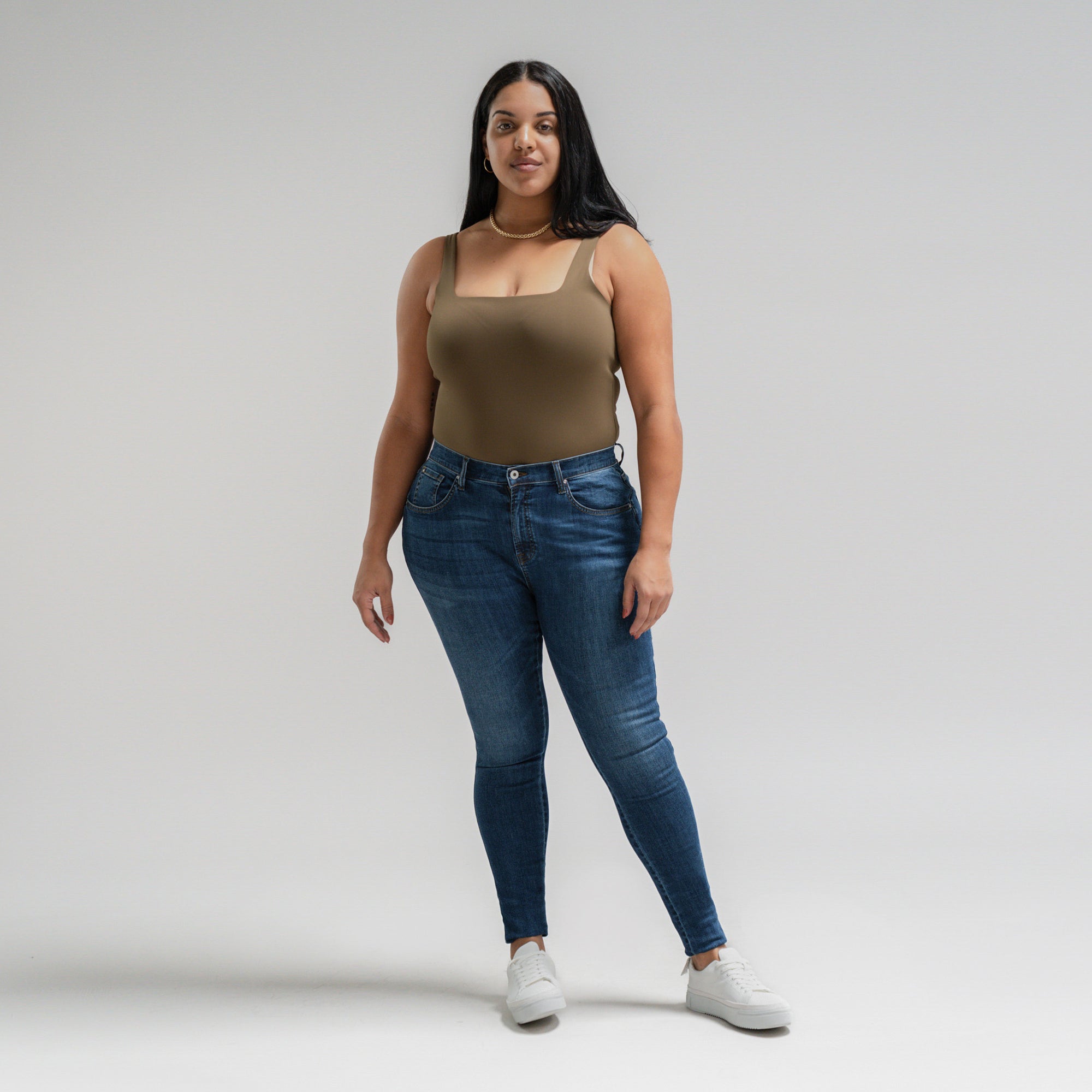 Tags:(5'10"|14-16) Pear Custom Jeans Women's Denim For Women High-Waisted Plus Size Inclusive model Drew in Sur Blue