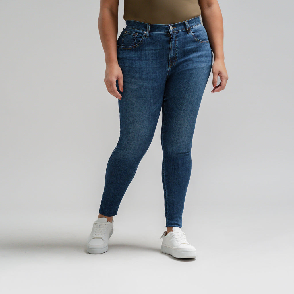 Tags:(5'10"|14-16) Pear Custom Jeans Women's Denim For Women High-Waisted Plus Size Inclusive model Drew in Sur Blue