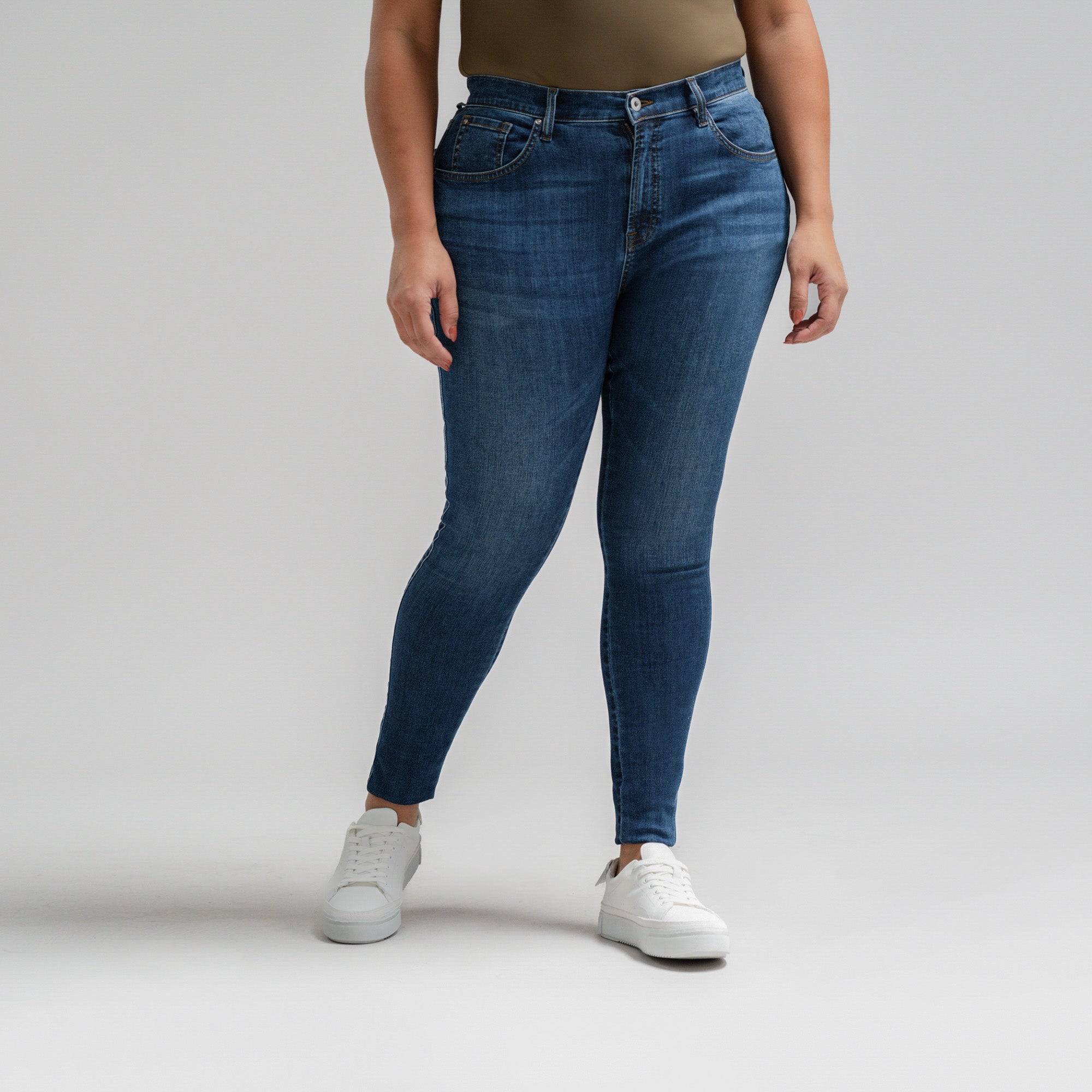 Tags:(5'10"|14-16) Pear Custom Jeans Women's Denim For Women High-Waisted Plus Size Inclusive model Drew in Sur Blue