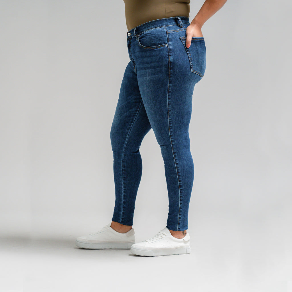 Tags:(5'10"|14-16) Pear Custom Jeans Women's Denim For Women High-Waisted Plus Size Inclusive model Drew in Sur Blue