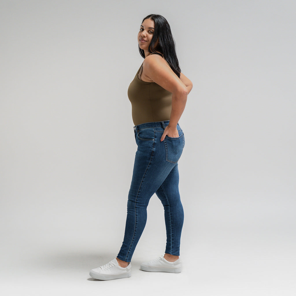 Tags:(5'10"|14-16) Pear Custom Jeans Women's Denim For Women High-Waisted Plus Size Inclusive model Drew in Sur Blue
