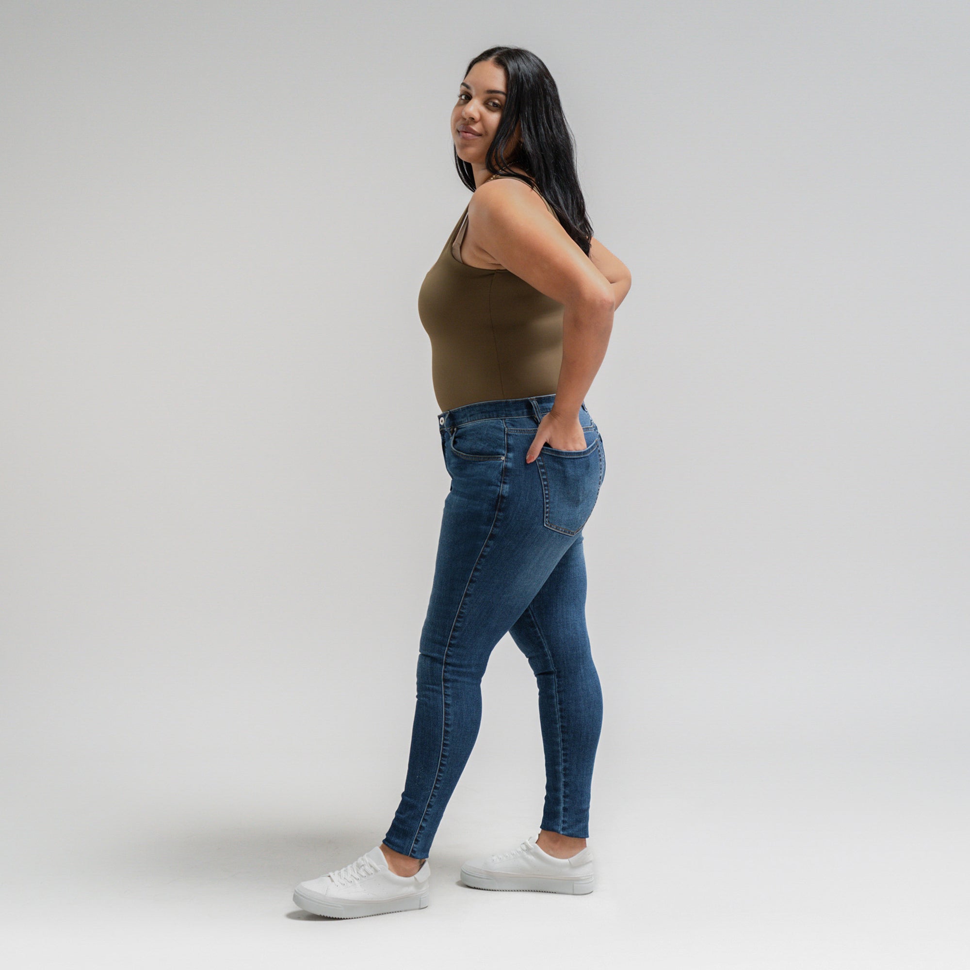Tags:(5'10"|14-16) Pear Custom Jeans Women's Denim For Women High-Waisted Plus Size Inclusive model Drew in Sur Blue