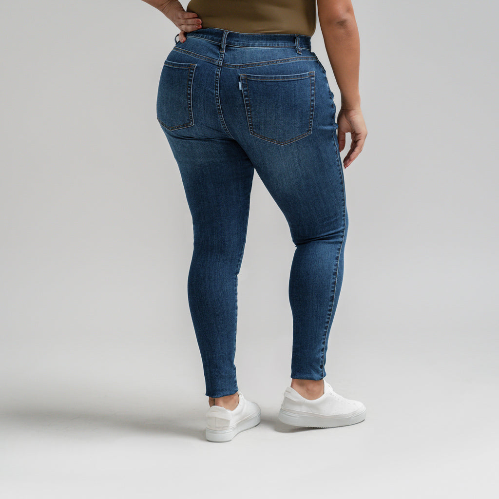 Tags:(5'10"|14-16) Pear Custom Jeans Women's Denim For Women High-Waisted Plus Size Inclusive model Drew in Sur Blue