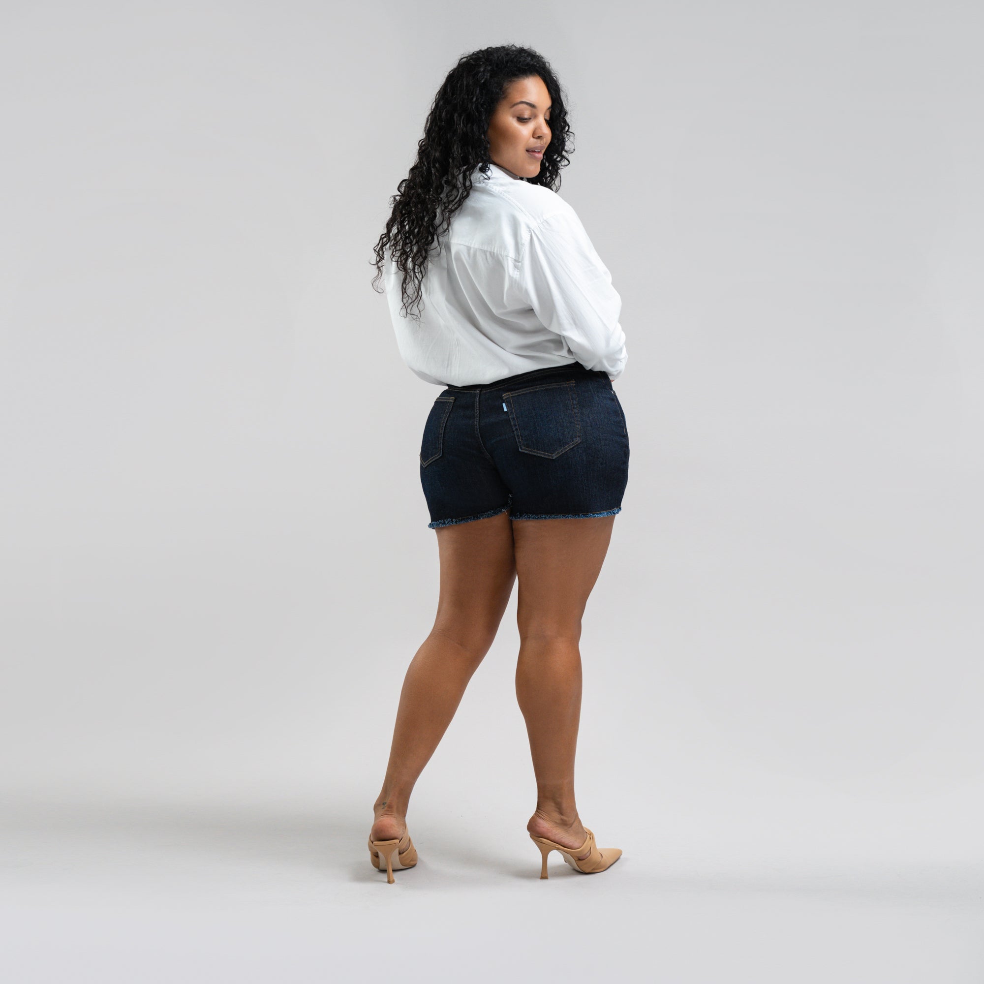 Custom jean denim shorts fit midi model Moe in Dark Wash