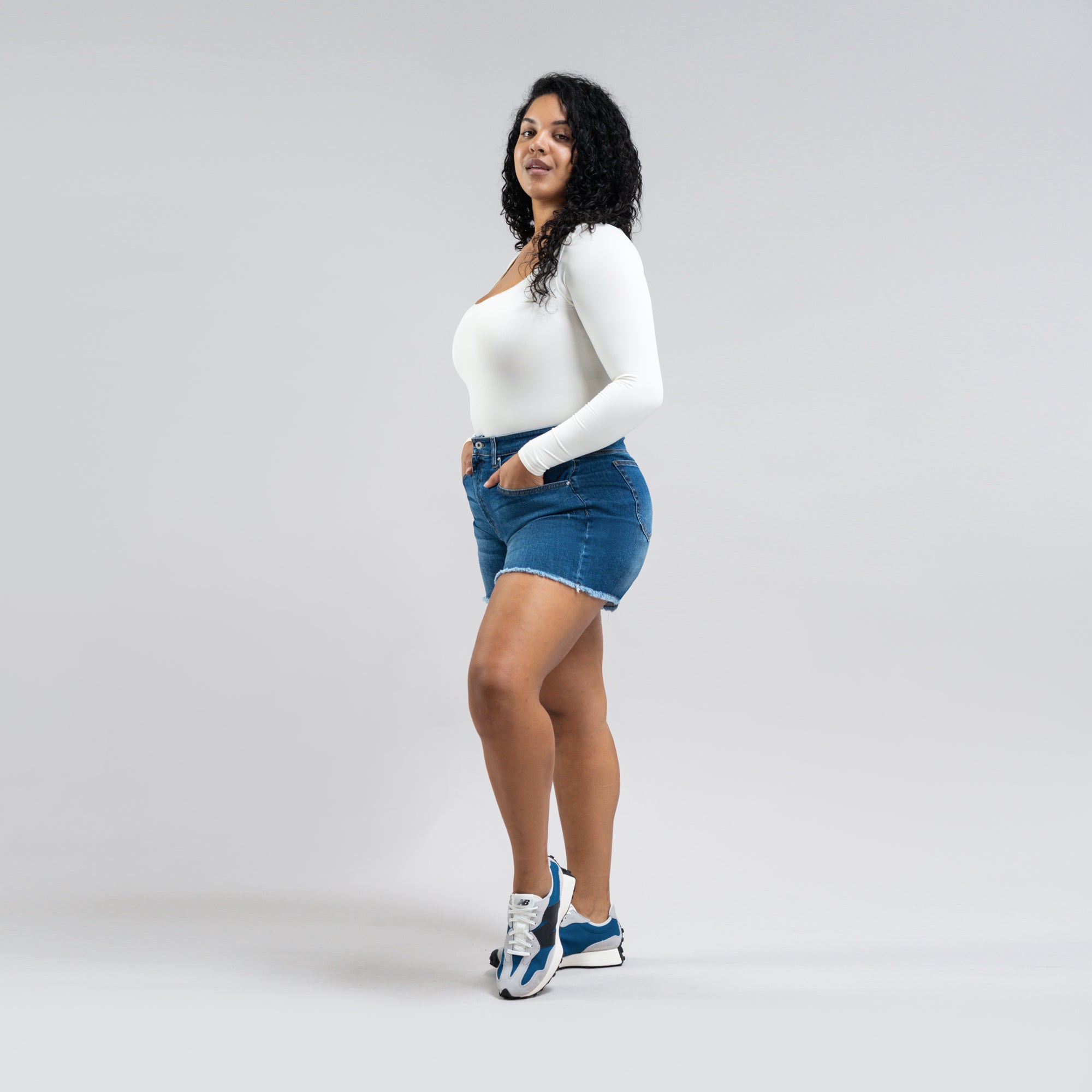 Custom jean denim shorts fit midi model Drew in Sur Blue